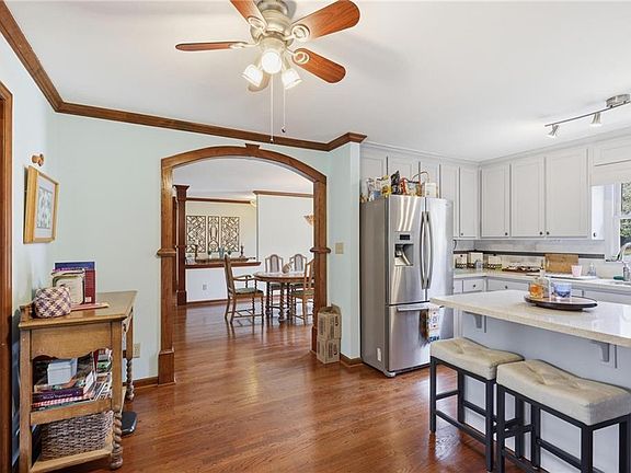 3rd image of 903 Chestnut Hill Rd