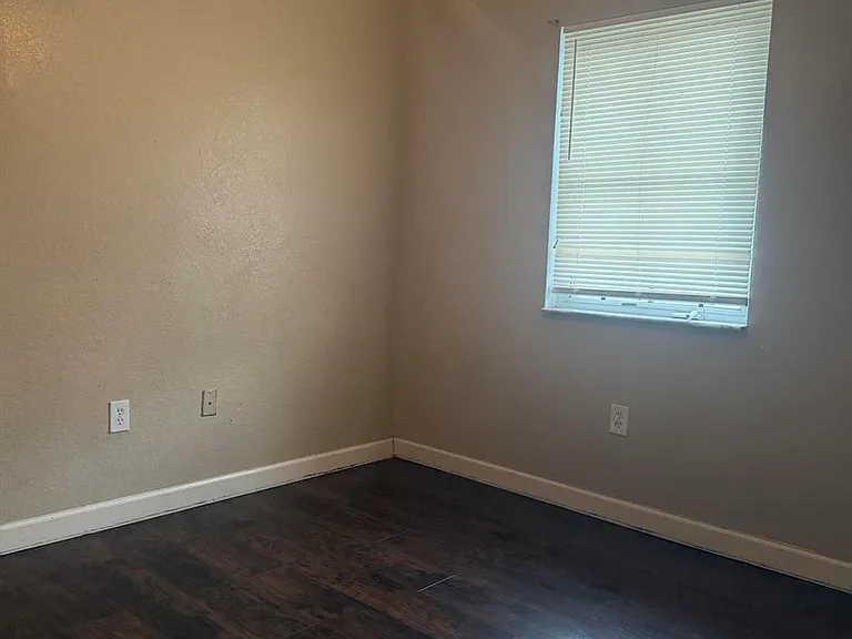 1121 Shoma Dr — Photo 7