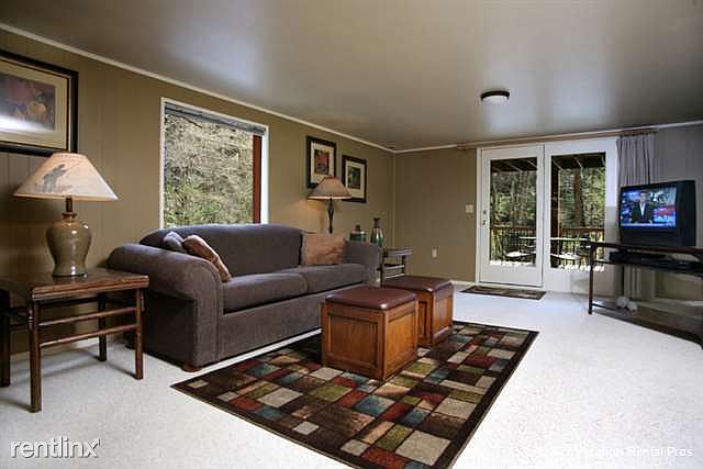 The living room sleeps 2