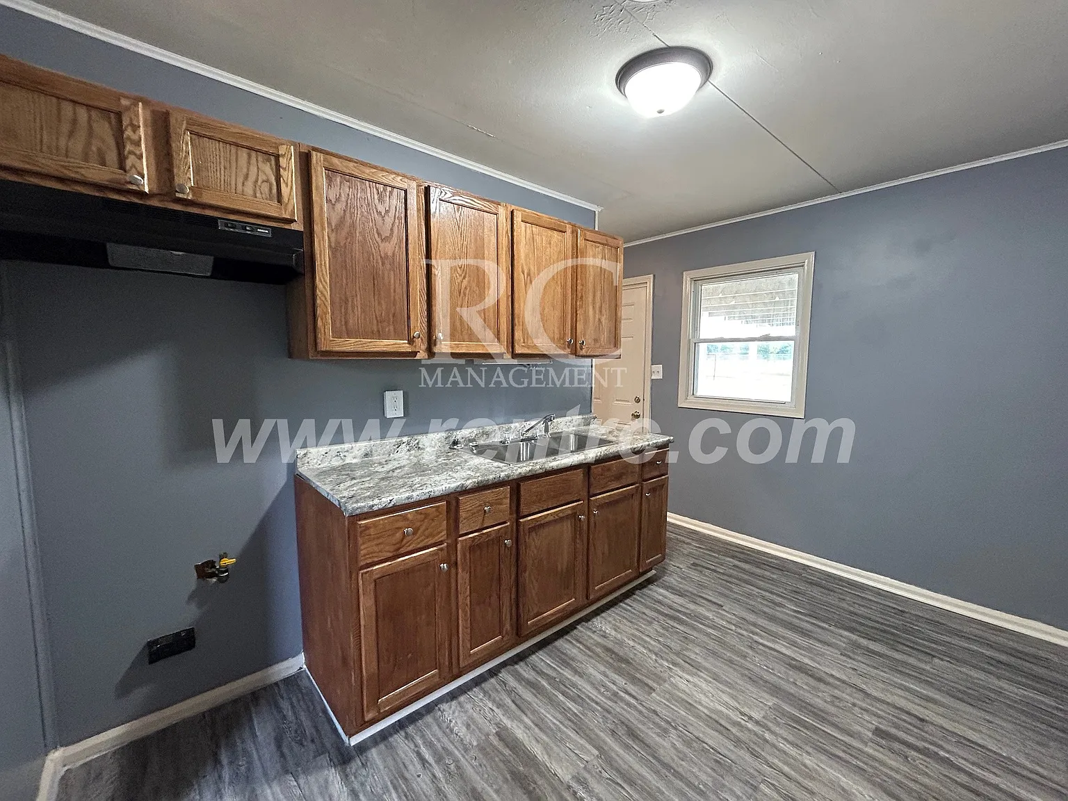 3 bed, 990 sqft, $1,050 — Photo 2