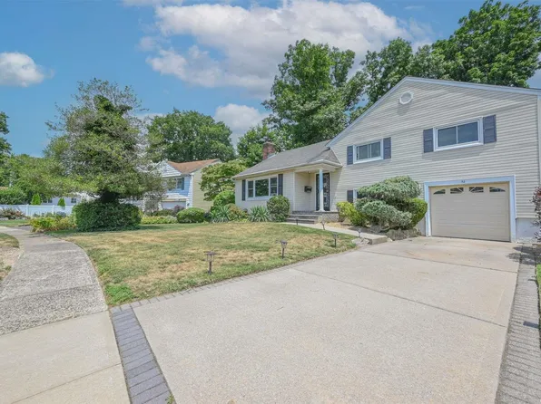52 Mckenna Road, Westbury, NY 11590