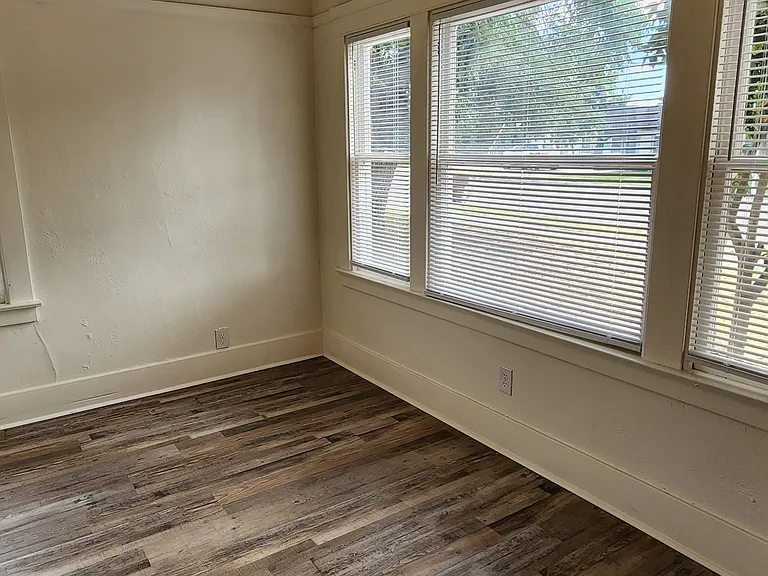 401 N Cherry St — Photo 30