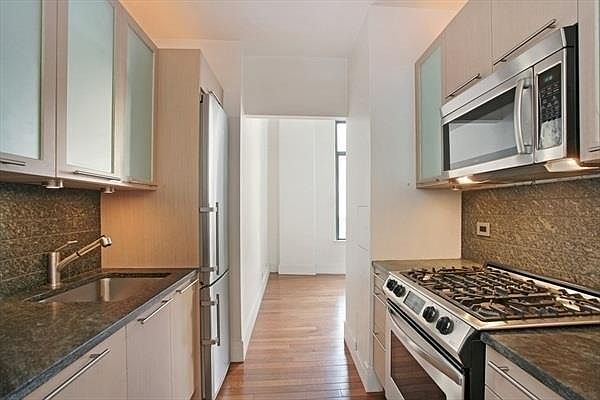 1st image of 120 Greenwich St APT 2B