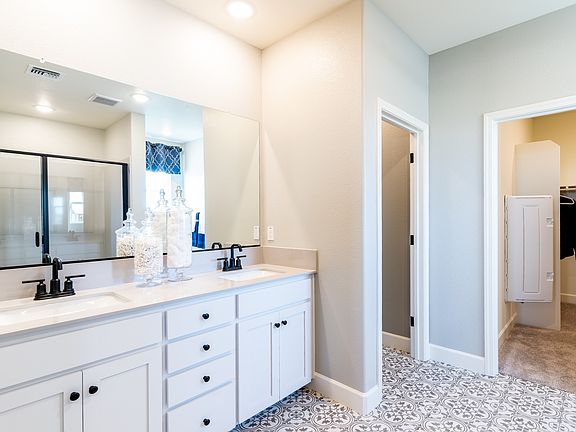 Owner s bath with dual sinks