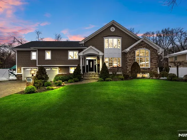 461 Arthur Ter, Paramus, NJ 07652