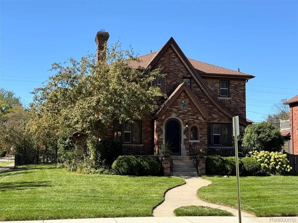 1305 Bedford Rd, Grosse Pointe Park, MI 48230