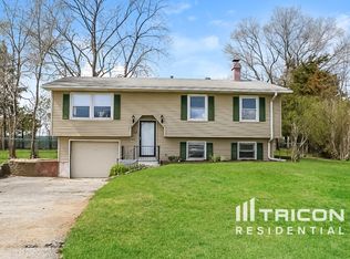 16 Dolphin Ct, Oswego, IL 60543