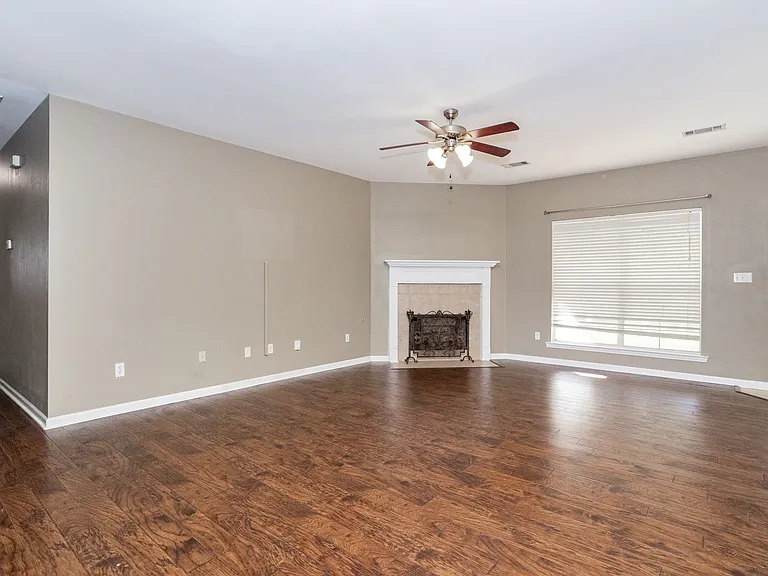 10022 Petersburg Dr — Photo 6