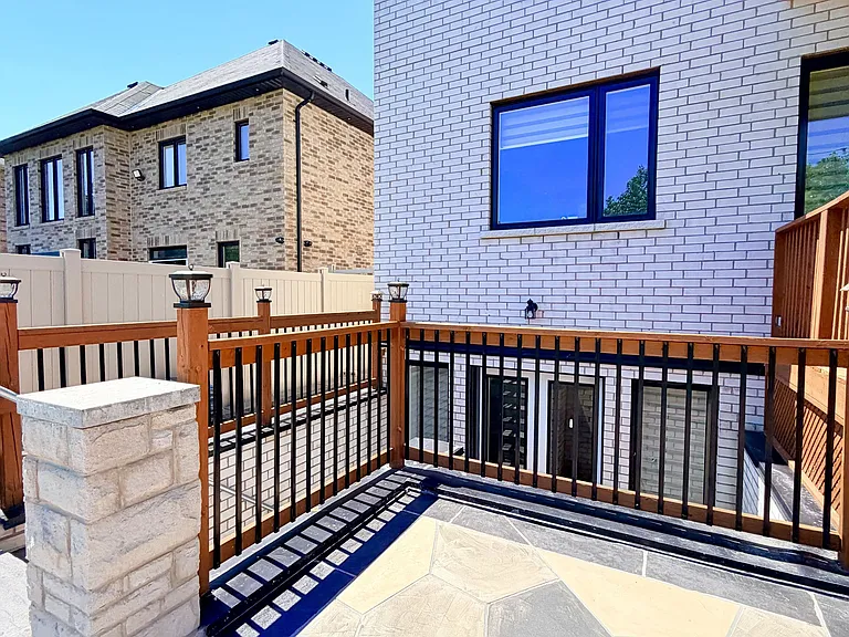 1606 Sandhurst Cres — Photo 3