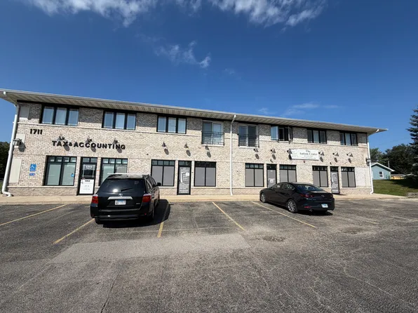 1711 Dekalb Ave #B, Sycamore, IL 60178