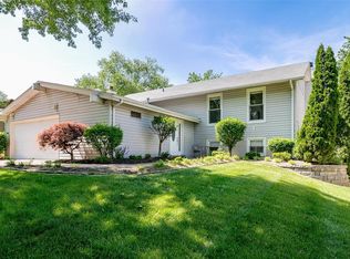 12243 Foxpoint Dr, Maryland Heights, MO 63043