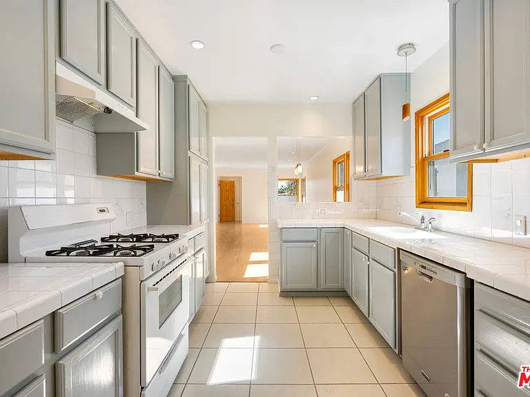 2631 Thurman Ave — Photo 11