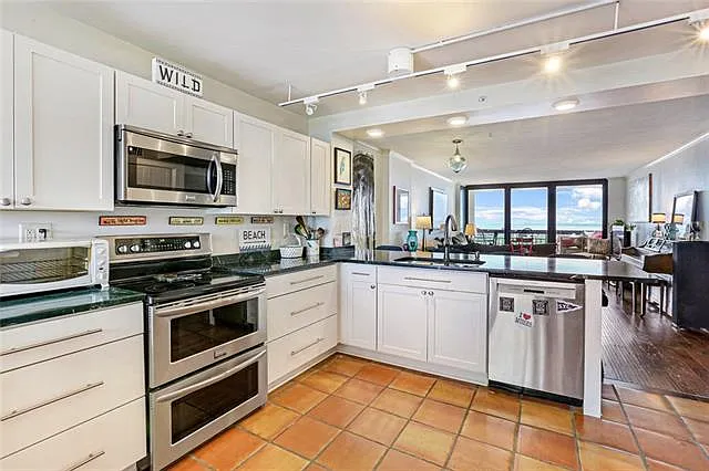 300 Lake Marina Ave #11D — Photo 4