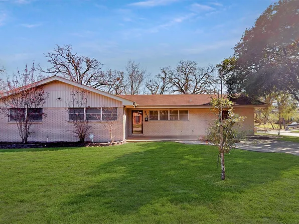 305 W Brookside Dr, Bryan, TX 77801