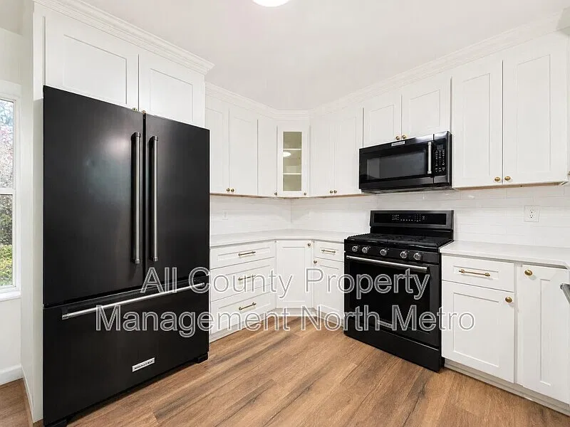 4 bed, 2.0 bath, 2336 sqft, $2,700 — Photo 4