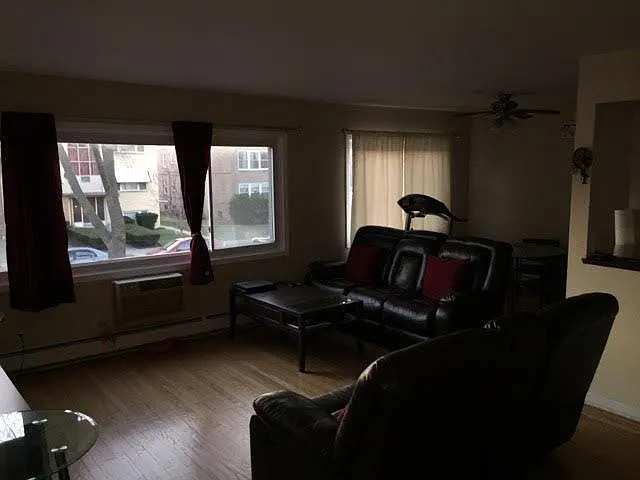 2 bed, 1100 sqft, $1,700 — Photo 2