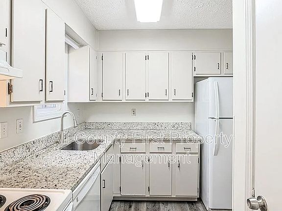 5th image of 732 S Candler St