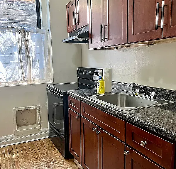 2111 Beekman Pl #1I — Photo 12