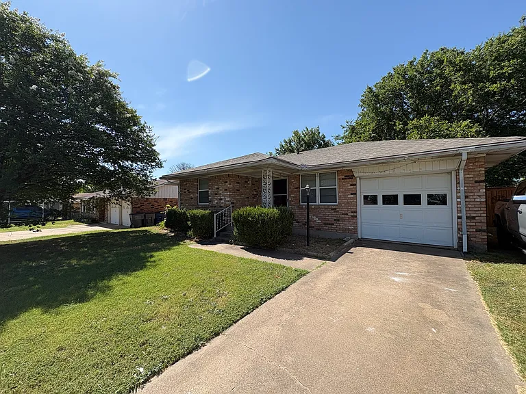 588 Rea Ave — Photo 2