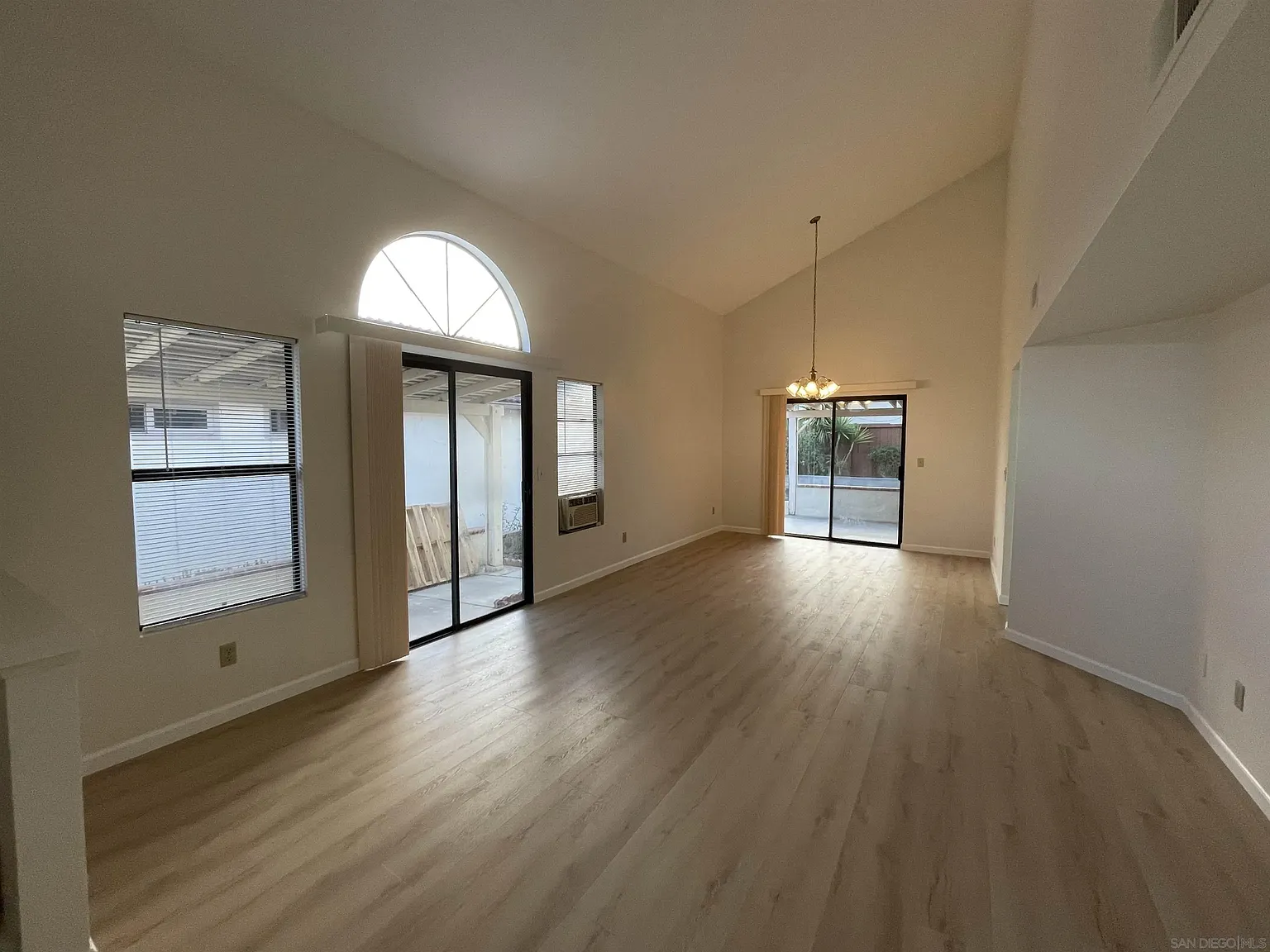 3 bed, 2.5 bath, 1638 sqft, $4,100 — Photo 3