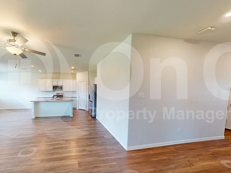 2402 Buchanan Ln — Photo 15