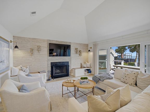 4th image of 231 Bay Circle Dr