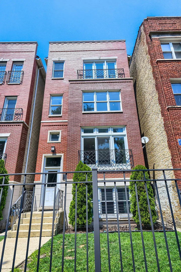 3 bed, 2400 sqft, $5,750 — Photo 1