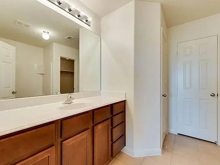 1323 Chapman Dr — Photo 9