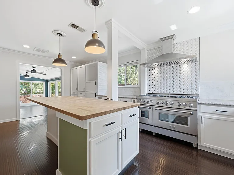 8404 Hornet Dr — Photo 1