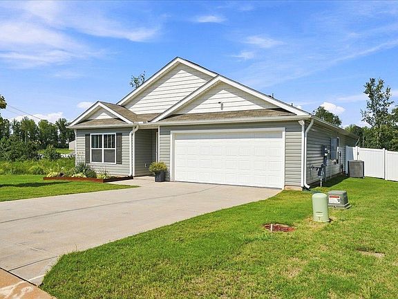 2nd image of 443 Valencia Cir
