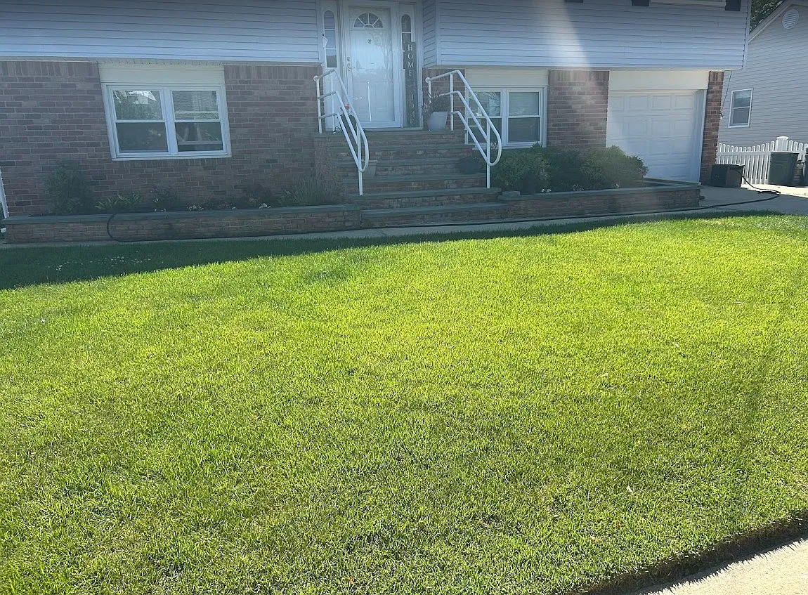 Granada Pkwy, Lindenhurst — Photo 1