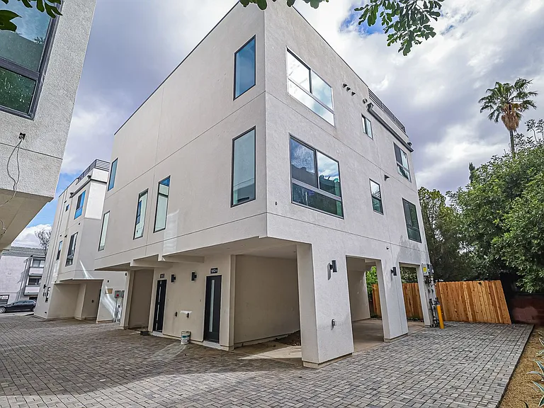 New Construction Luxury 4 Bed Townhomes With Roof Decks — Photo 40