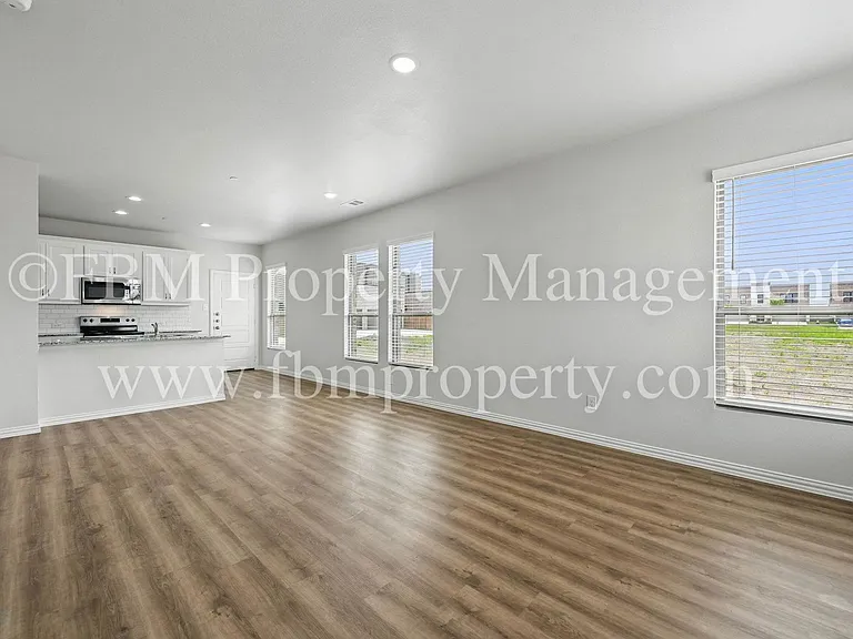 2121 Luna Dr — Photo 2