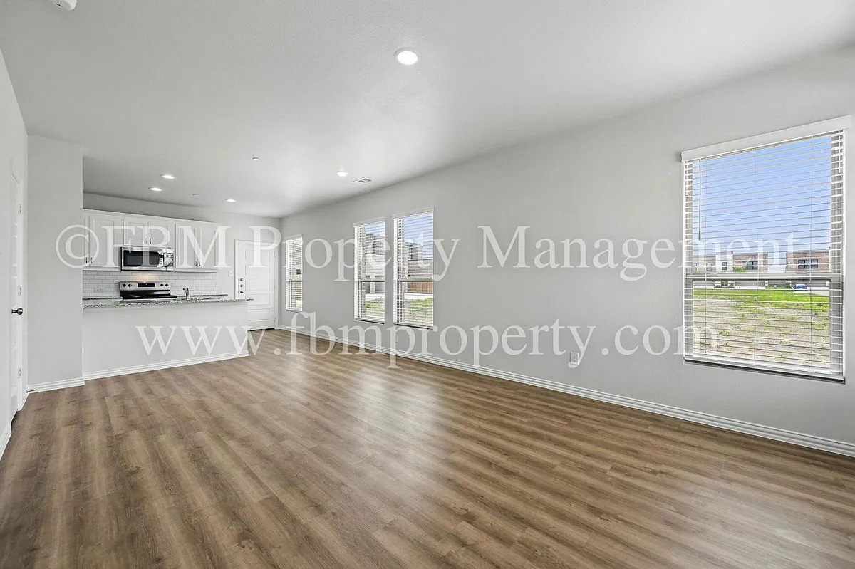 Building Photo - 2121 Luna Dr