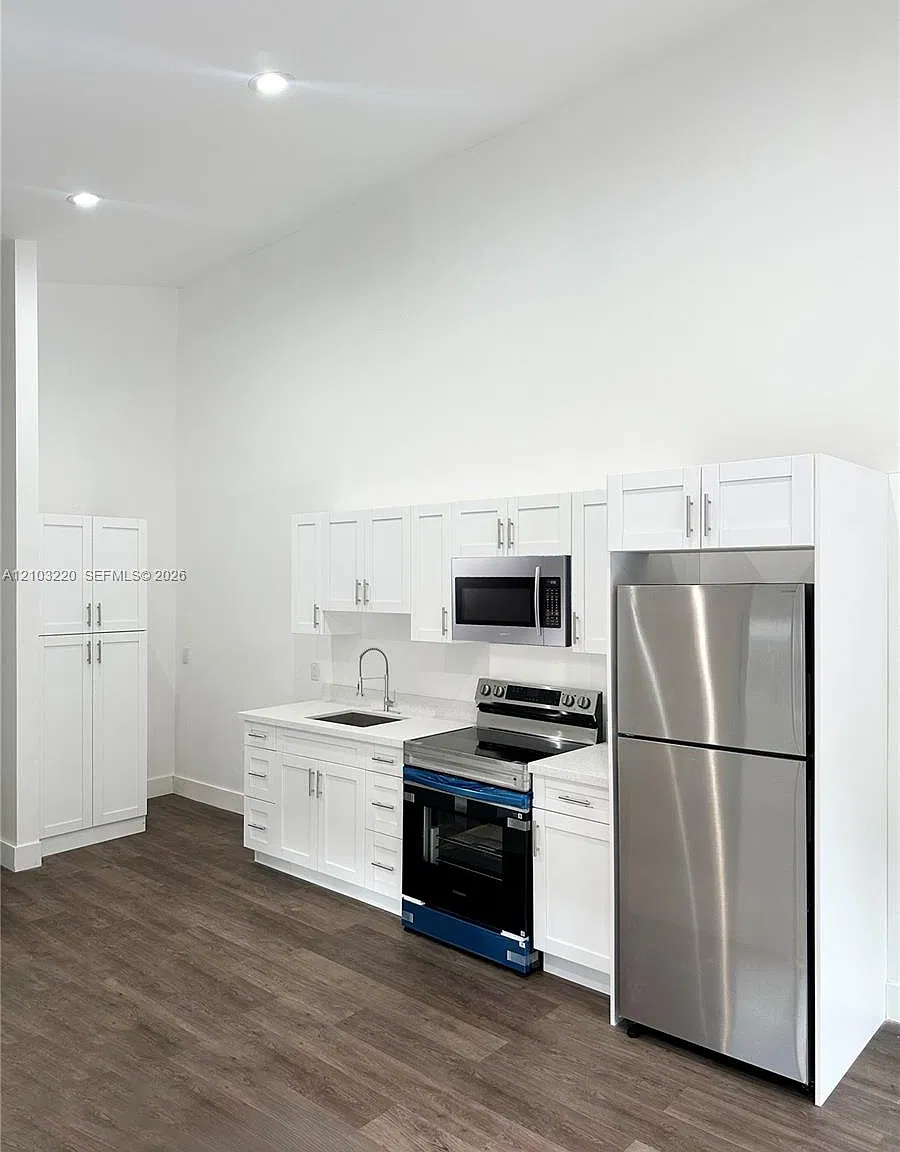 2 bed, 1.0 bath, $2,400 — Photo 2