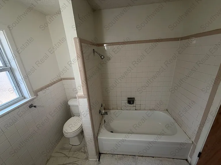 1412 W 10th St — Photo 5