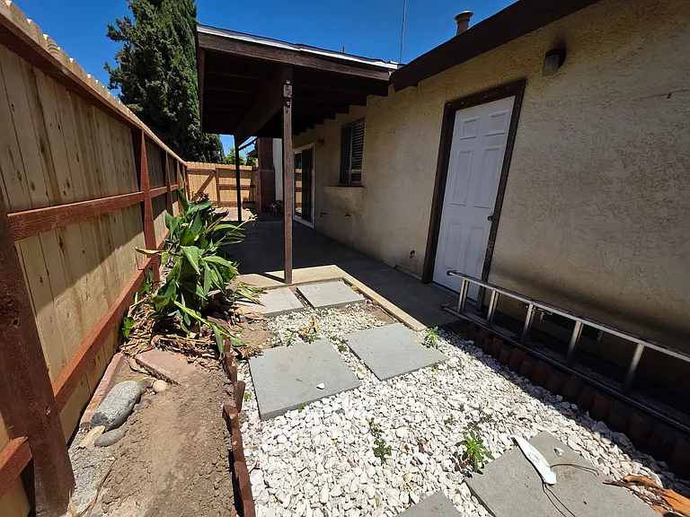 1723-1725 E Vassar Dr — Photo 12