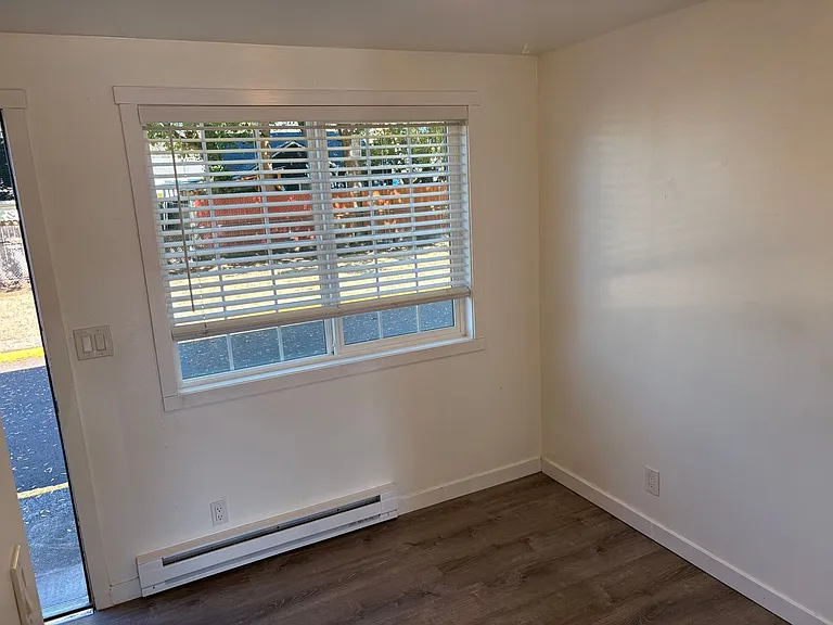 C2402 - Maple Court Apartments — Photo 31