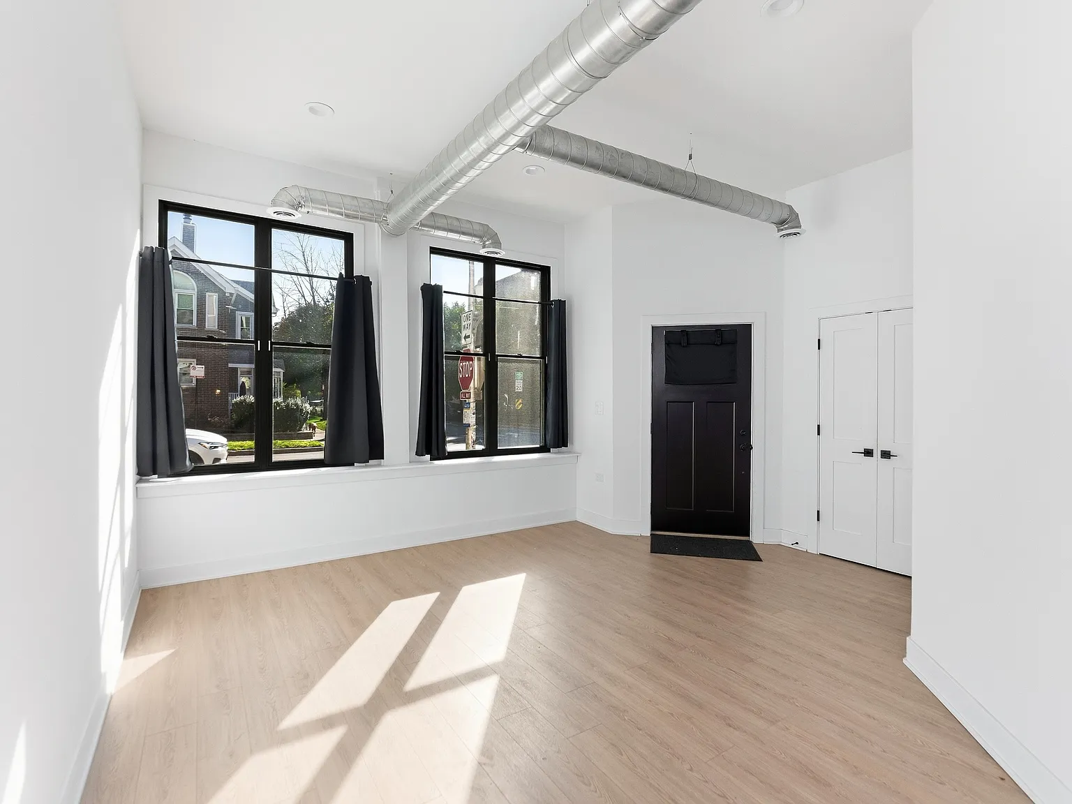 2 bed, 1.0 bath, 1200 sqft, $3,250 — Photo 2