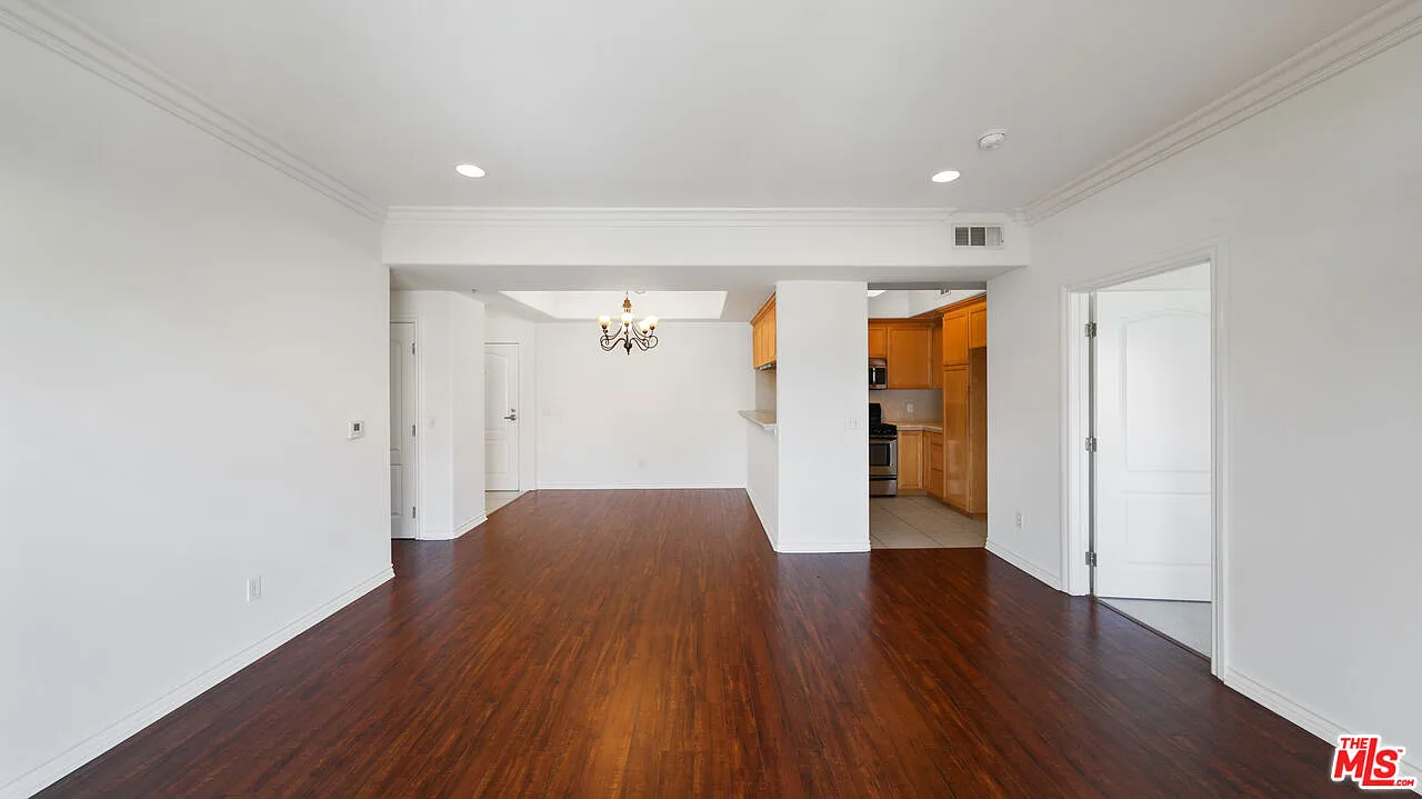 2 bed, 2.0 bath, 1100 sqft, $3,395 — Photo 4