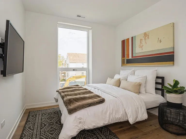 2803 W Henderson St — Photo 5