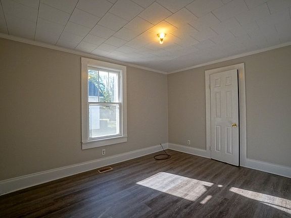 4th image of 130 W Henderson St