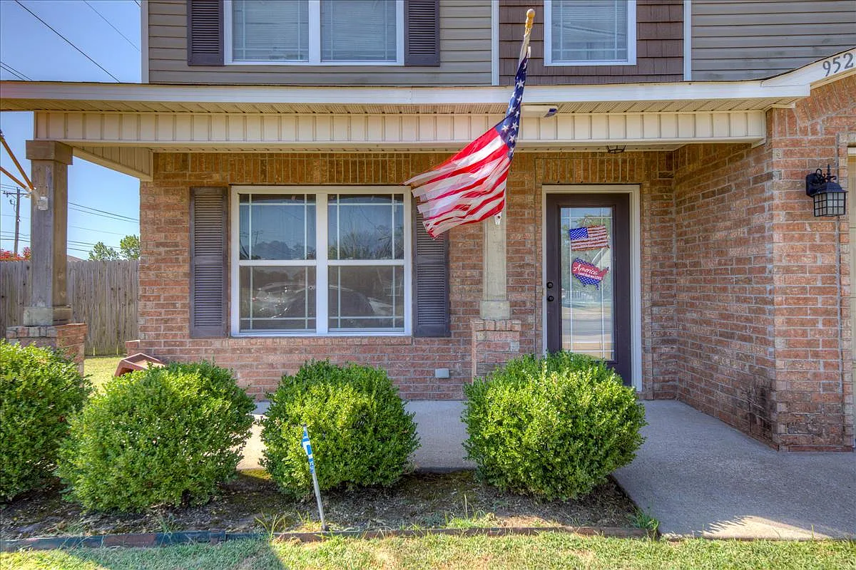 3 bed, 2.5 bath, 1783 sqft, $2,200 — Photo 2