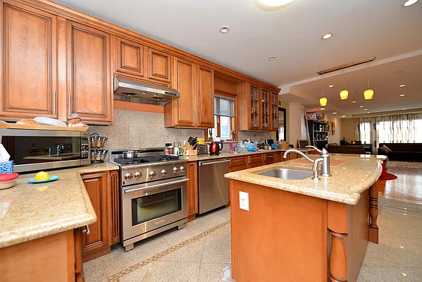Sold by Amerihomes Realty of NY | media 20