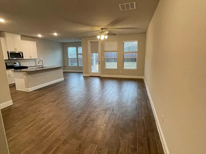 532 Hutchinson Ln — Photo 3