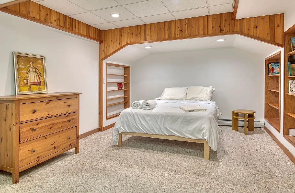 Spacious Furnished Two-Zone Studio Near the Beach — Photo 4