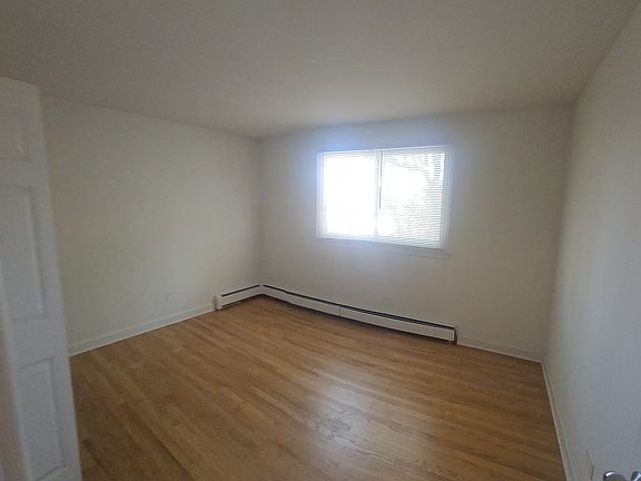 5th image of 6211 N Kenmore Ave APT 301