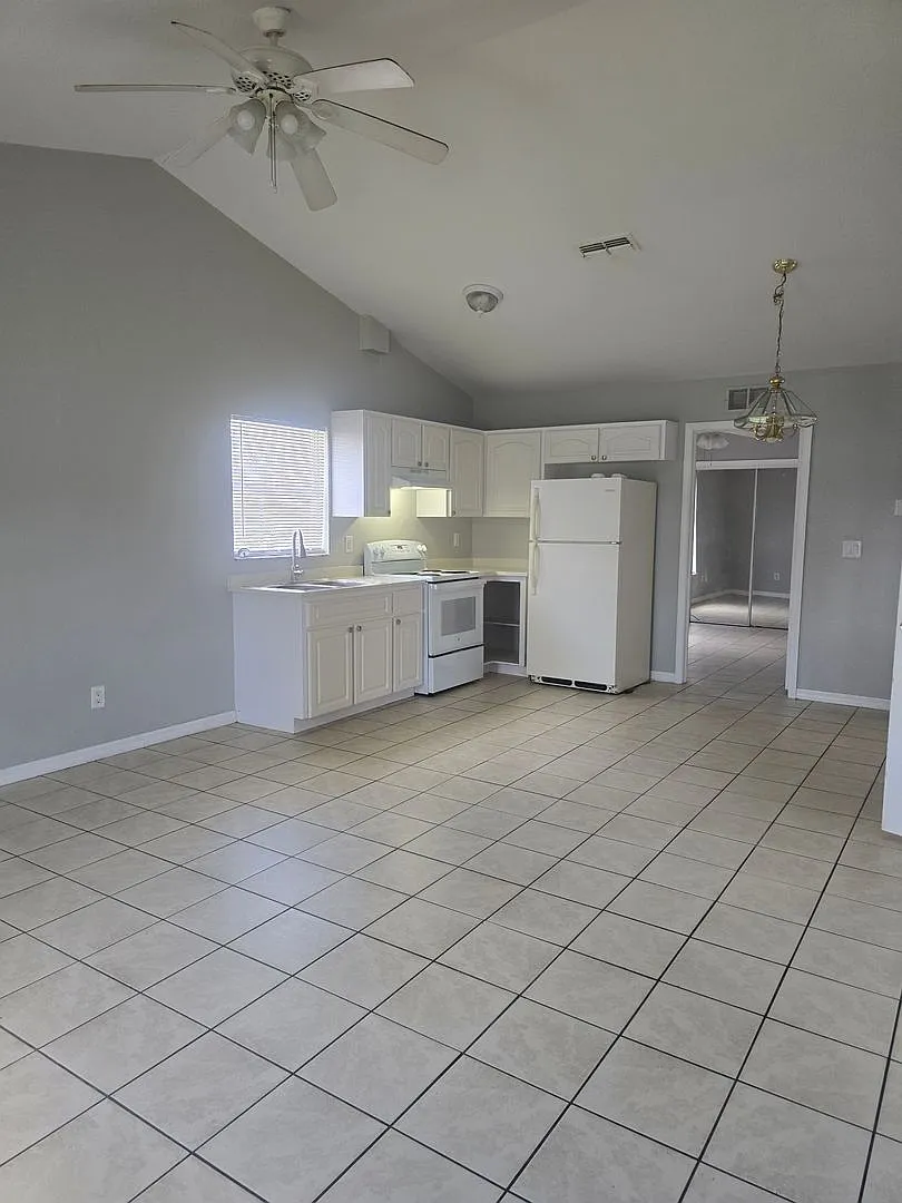 102 Drake St - 2 Bed, 1 Bath For Rent — Photo 1
