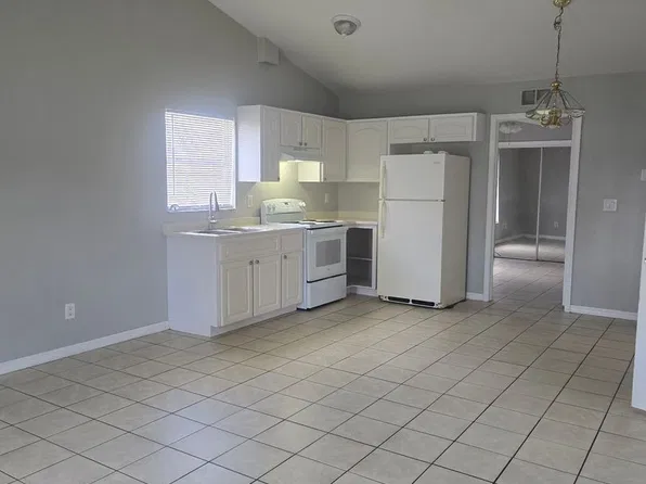 102 Drake St, Plant City, FL 33563