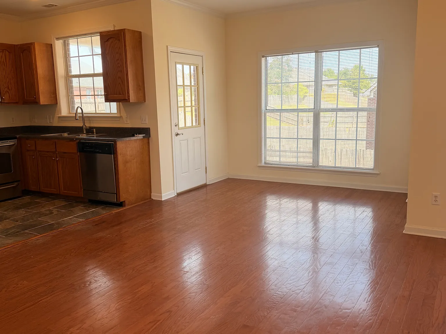 3 bed, 2.5 bath, 1600 sqft, $2,000 — Photo 3